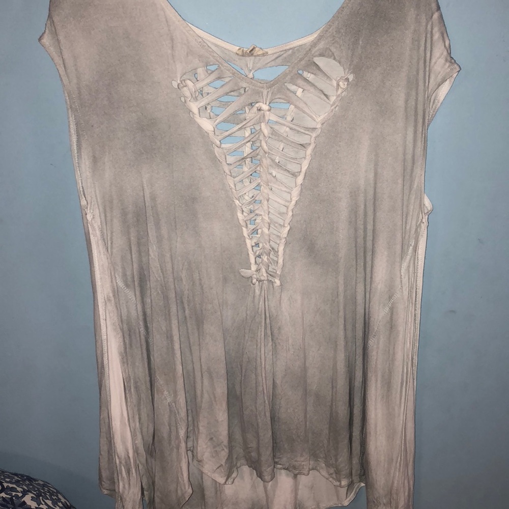 Gray/white washed out-cut shirt